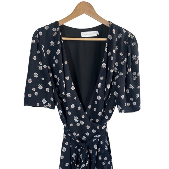 FAME AND PARTNERS Daisy Floral Wrap Short Sleeve Midi Dress - Picture 5 of 11